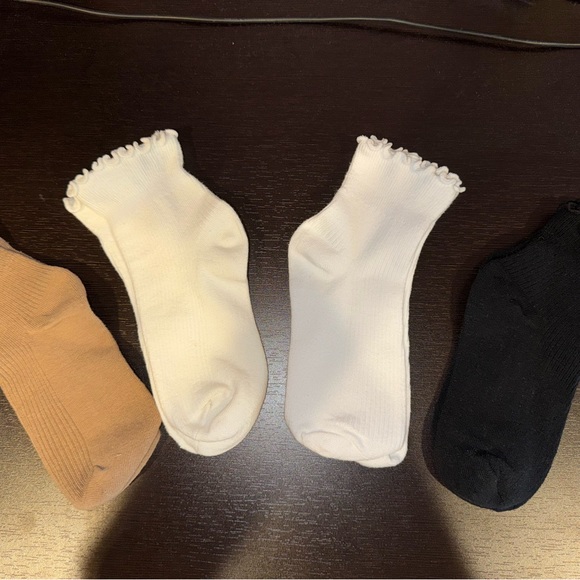 Stylish Ladies Ruffle Socks Set - Picture 2 of 3